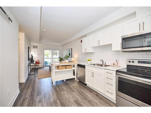 109-212 Lakeport Road Road, St. Catharines, ON - Indoor Photo Showing Kitchen With Double Sink