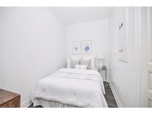 109-212 Lakeport Road Road, St. Catharines, ON - Indoor Photo Showing Bedroom