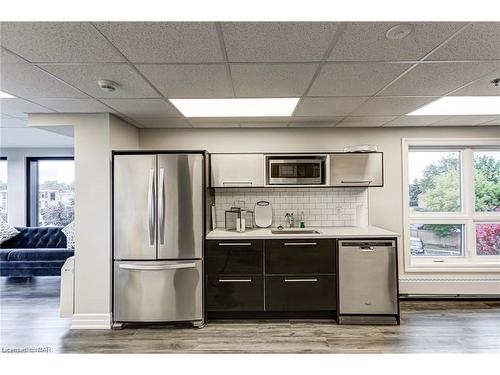 109-212 Lakeport Road Road, St. Catharines, ON - Indoor Photo Showing Kitchen With Upgraded Kitchen