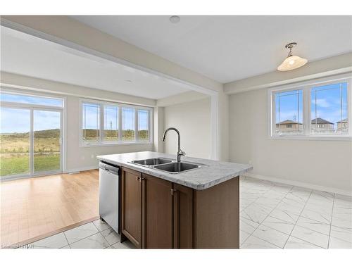 456 Barker Parkway, Thorold, ON - Indoor Photo Showing Kitchen With Double Sink