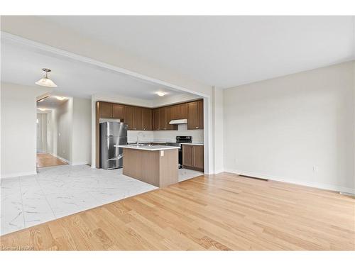 456 Barker Parkway, Thorold, ON - Indoor Photo Showing Kitchen