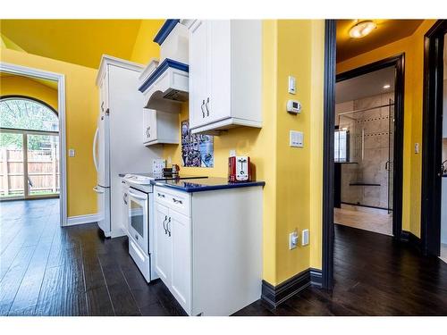 4807 Zimmerman Avenue, Niagara Falls, ON - Indoor Photo Showing Kitchen