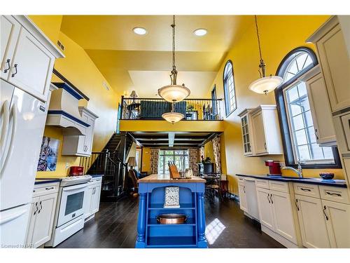 4807 Zimmerman Avenue, Niagara Falls, ON - Indoor Photo Showing Kitchen