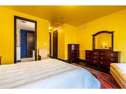 4807 Zimmerman Avenue, Niagara Falls, ON - Indoor Photo Showing Bedroom