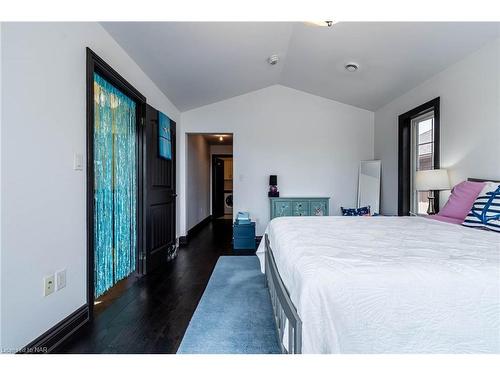 4807 Zimmerman Avenue, Niagara Falls, ON - Indoor Photo Showing Bedroom