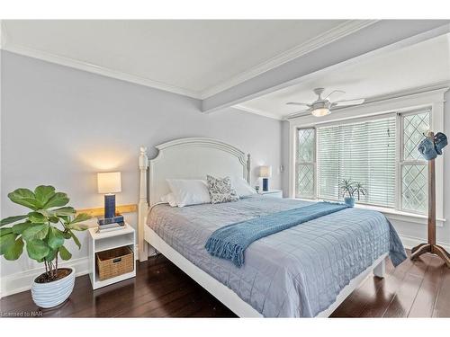 832 Edgemere Road, Fort Erie, ON - Indoor Photo Showing Bedroom