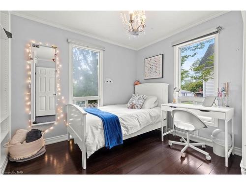 832 Edgemere Road, Fort Erie, ON - Indoor Photo Showing Bedroom