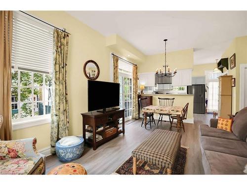 619 King Street, Niagara-On-The-Lake, ON - Indoor Photo Showing Living Room