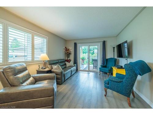 7 Dexter Street, St. Catharines, ON - Indoor Photo Showing Living Room