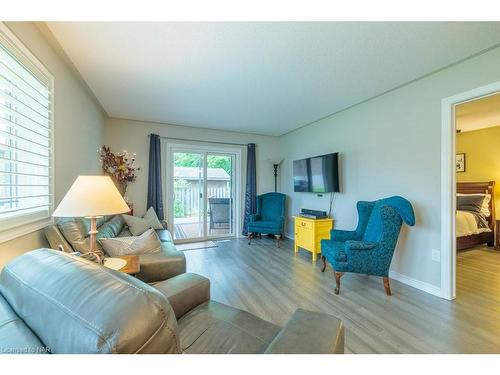 7 Dexter Street, St. Catharines, ON - Indoor Photo Showing Living Room