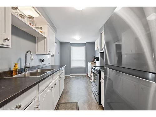 3-242 Lakeport Road, St. Catharines, ON - Indoor Photo Showing Kitchen With Double Sink