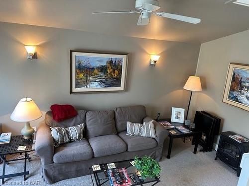 123 South Drive, St. Catharines, ON - Indoor Photo Showing Living Room