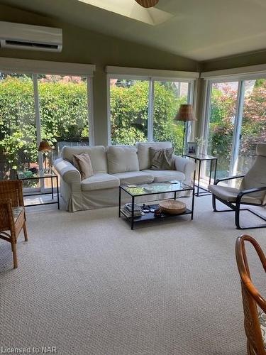 123 South Drive, St. Catharines, ON - Indoor Photo Showing Living Room