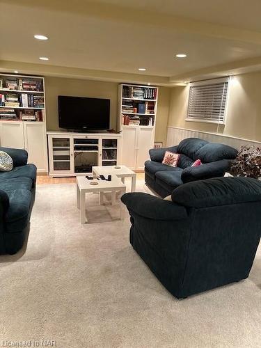 123 South Drive, St. Catharines, ON - Indoor Photo Showing Living Room