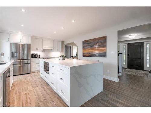 709 Lakeshore Road, Fort Erie, ON - Indoor Photo Showing Kitchen With Upgraded Kitchen