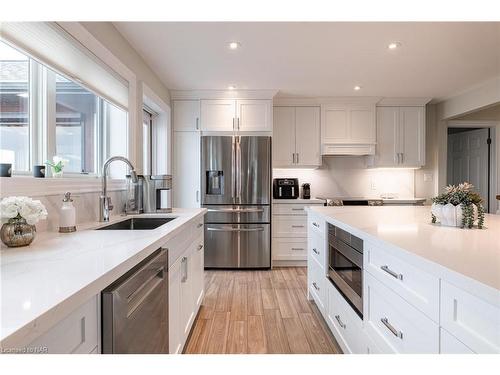 709 Lakeshore Road, Fort Erie, ON - Indoor Photo Showing Kitchen With Upgraded Kitchen