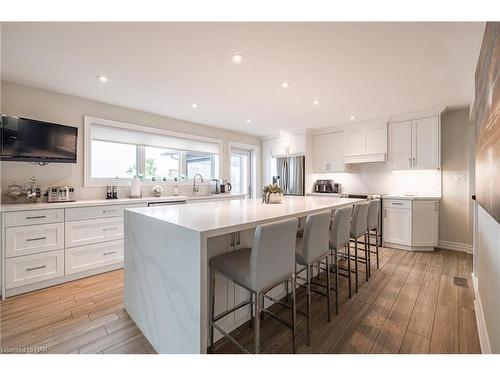 709 Lakeshore Road, Fort Erie, ON - Indoor Photo Showing Kitchen With Upgraded Kitchen