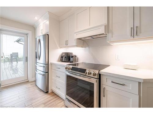 709 Lakeshore Road, Fort Erie, ON - Indoor Photo Showing Kitchen With Upgraded Kitchen