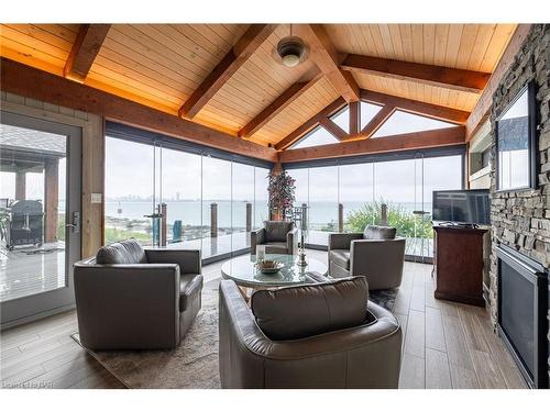 709 Lakeshore Road, Fort Erie, ON - Indoor Photo Showing Living Room