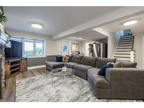 709 Lakeshore Road, Fort Erie, ON - Indoor Photo Showing Living Room