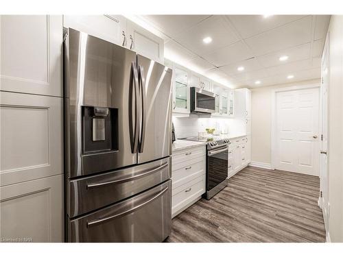 709 Lakeshore Road, Fort Erie, ON - Indoor Photo Showing Kitchen With Upgraded Kitchen