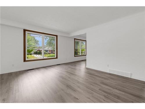 19 Colonial Street, Welland, ON - Indoor Photo Showing Living Room