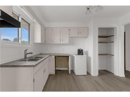 19 Colonial Street, Welland, ON - Indoor Photo Showing Kitchen With Double Sink