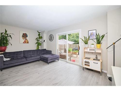 73-65 Dorchester Boulevard, St. Catharines, ON - Indoor Photo Showing Living Room