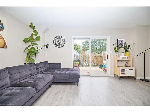 73-65 Dorchester Boulevard, St. Catharines, ON - Indoor Photo Showing Living Room