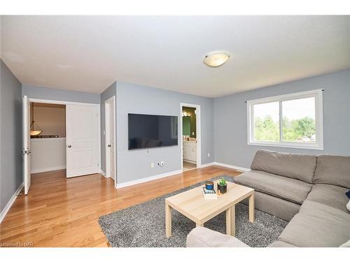 116 Clare Avenue, Welland, ON - Indoor Photo Showing Living Room