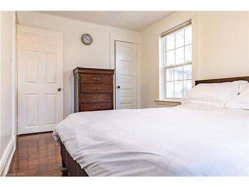 5463 Palmer Avenue, Niagara Falls, ON - Indoor Photo Showing Bedroom