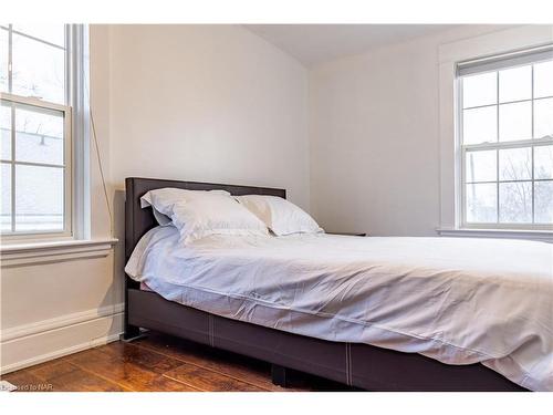 5463 Palmer Avenue, Niagara Falls, ON - Indoor Photo Showing Bedroom