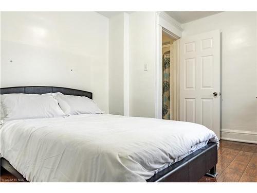 5463 Palmer Avenue, Niagara Falls, ON - Indoor Photo Showing Bedroom