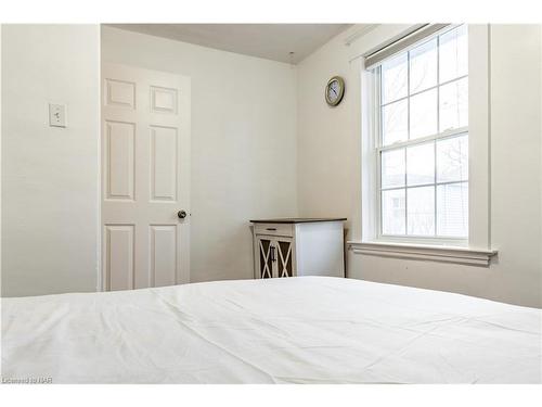 5463 Palmer Avenue, Niagara Falls, ON - Indoor Photo Showing Bedroom