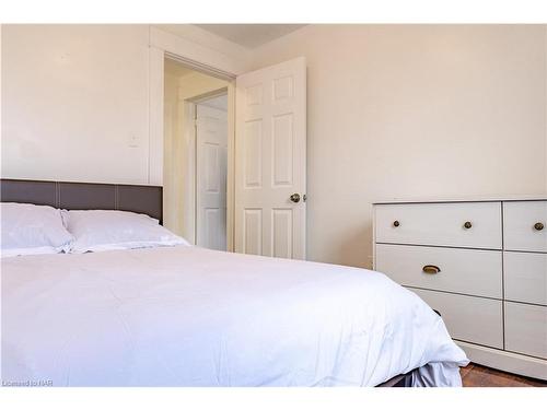 5463 Palmer Avenue, Niagara Falls, ON - Indoor Photo Showing Bedroom