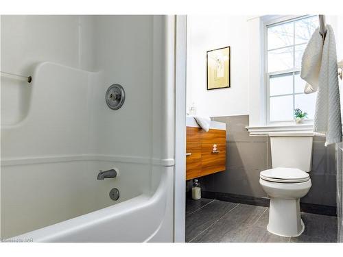 5463 Palmer Avenue, Niagara Falls, ON - Indoor Photo Showing Bathroom