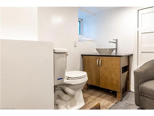 5463 Palmer Avenue, Niagara Falls, ON - Indoor Photo Showing Bathroom