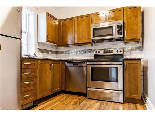 5463 Palmer Avenue, Niagara Falls, ON - Indoor Photo Showing Kitchen With Stainless Steel Kitchen