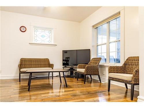 5463 Palmer Avenue, Niagara Falls, ON - Indoor Photo Showing Living Room