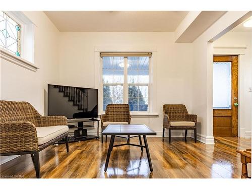 5463 Palmer Avenue, Niagara Falls, ON - Indoor Photo Showing Living Room