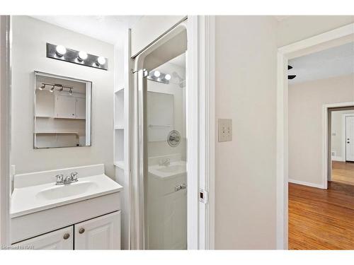 59 Wellington Street, St. Catharines, ON - Indoor Photo Showing Bathroom