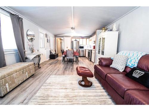 83-3033 Townline Road, Fort Erie, ON - Indoor Photo Showing Living Room