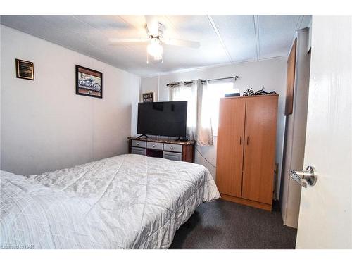 83-3033 Townline Road, Fort Erie, ON - Indoor Photo Showing Bedroom