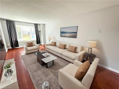 53 Baxter Crescent, Thorold, ON - Indoor Photo Showing Living Room