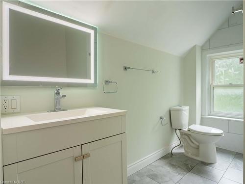 5 Herrick Avenue, St. Catharines, ON - Indoor Photo Showing Bathroom