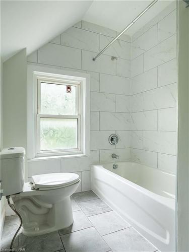 5 Herrick Avenue, St. Catharines, ON - Indoor Photo Showing Bathroom