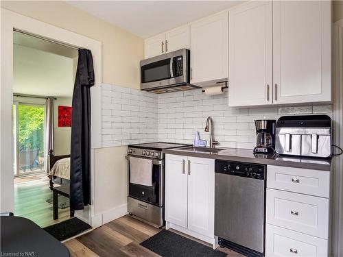 5 Herrick Avenue, St. Catharines, ON - Indoor Photo Showing Kitchen