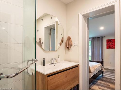 5 Herrick Avenue, St. Catharines, ON - Indoor Photo Showing Bathroom