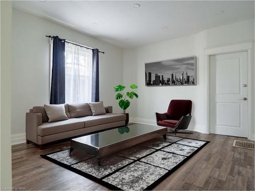 5 Herrick Avenue, St. Catharines, ON - Indoor Photo Showing Living Room