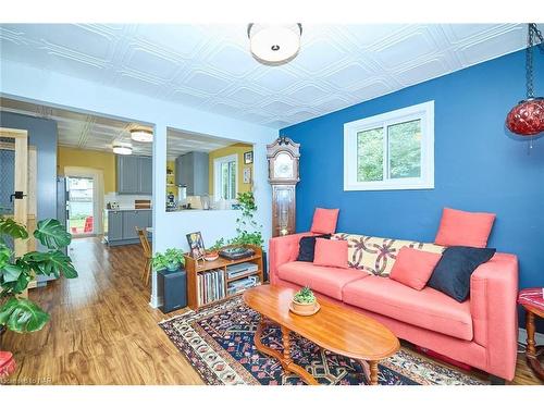 6 Thornton Street, St. Catharines, ON - Indoor Photo Showing Living Room